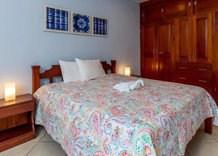 Ocean-view 2-bd With Pool Сasa de vacaciones *